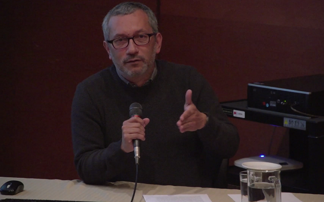 César Augusto Peña, tomando la palabra durante la conferencia Lo extraordinario de lo cotidiano
