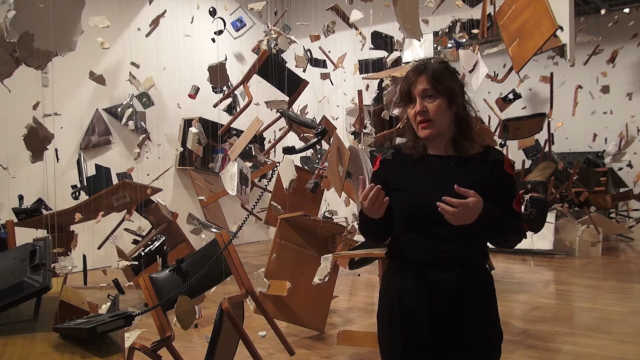 Obra de Los Carpinteros, colectivo cubano que consiste en una oficina totalmente destruida, es similar a grabar un instante de una explosión, o construir la destrucción, en palabras de ellos