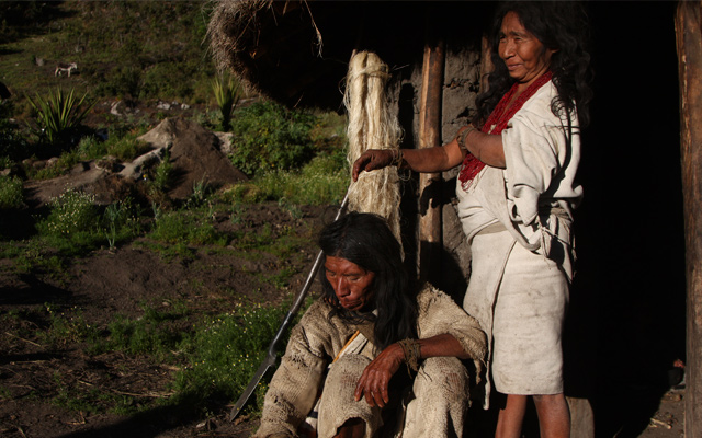 Mamo kogui y su esposa en el páramo Kurigua, vertiente sur de la Sierra Nevada