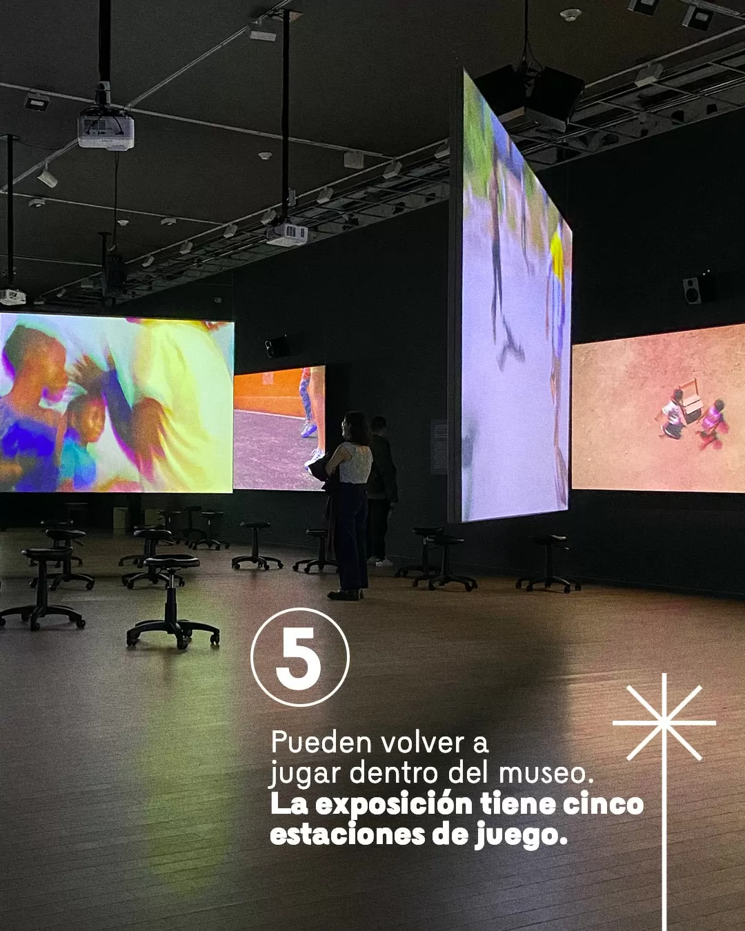 5. Pueden volver a jugar dentro del museo. La exposición tiene cinco estaciones de juego.