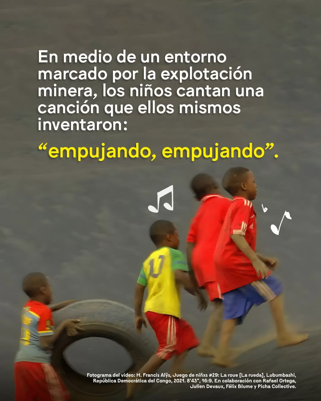 En medio de un entorno marcado por la explotación minera, los niños cantan una canción que ellos mismos inventaron: empujando, empujando.