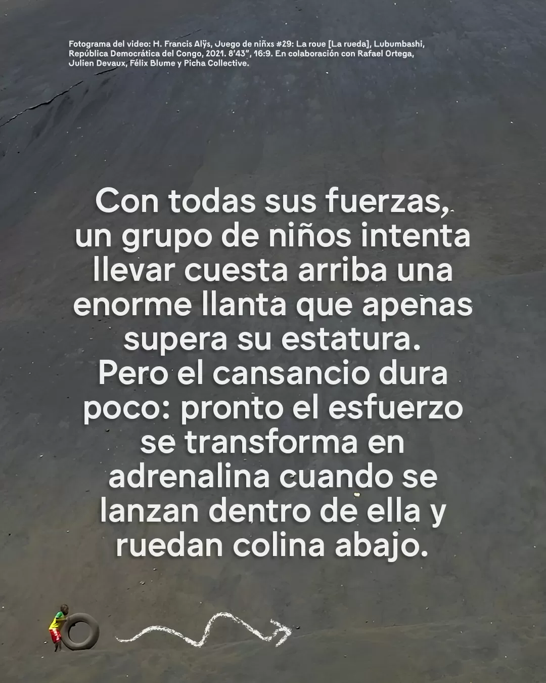 Con todas sus fuerzas, in grupo de niños intenta llevar cuesta arriba una enorme llanta que a penas supera su estatura.