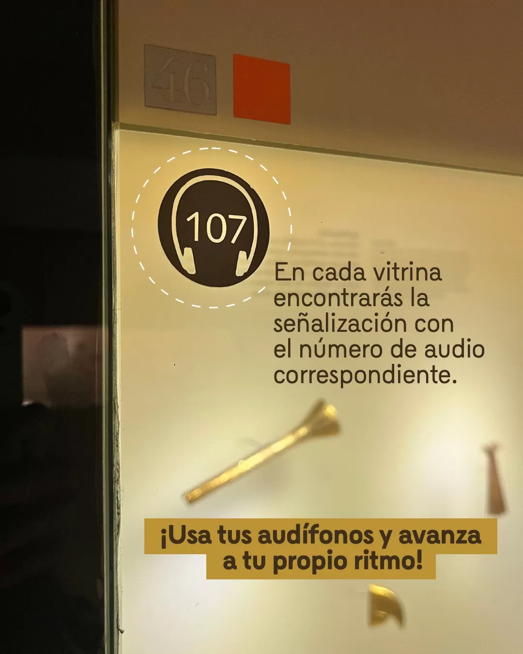 Foto a color, de una de las vitrinas del Museo del Oro, con señalización sobre las audioguías