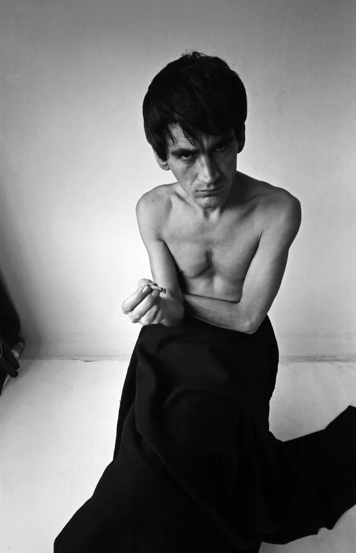 Foto a blanco y negro, de Gonzalo Arango, mirando hacia el horizonte, retratado por Hernán Diaz