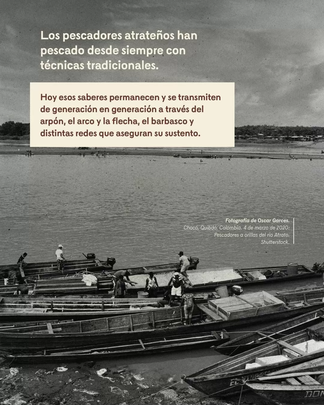 Fotografía a blanco y negro de Óscar Garces, en Chocó, Quibdó, mostrando a unos pescadores a orillas del río Atrato. Shutterstock