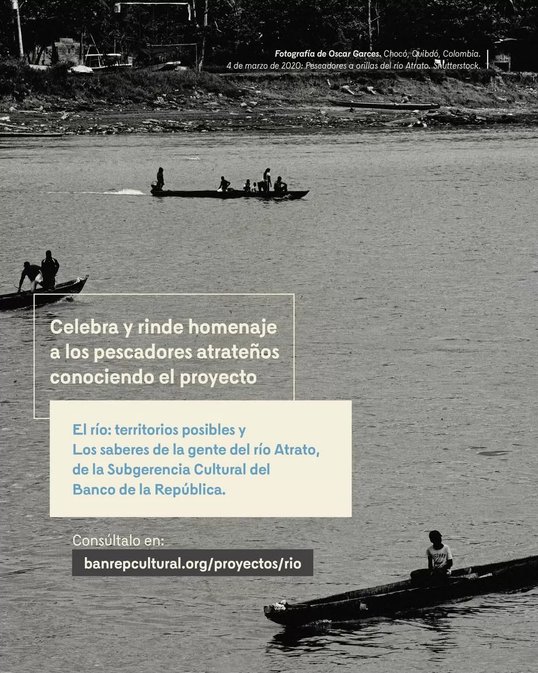 Fotografía a blanco y negro de Óscar Garces, en Chocó, Quibdó, Colombia. 4 de marzo de 2020: Pescadores a orillas del río Atrato. Shutterstock