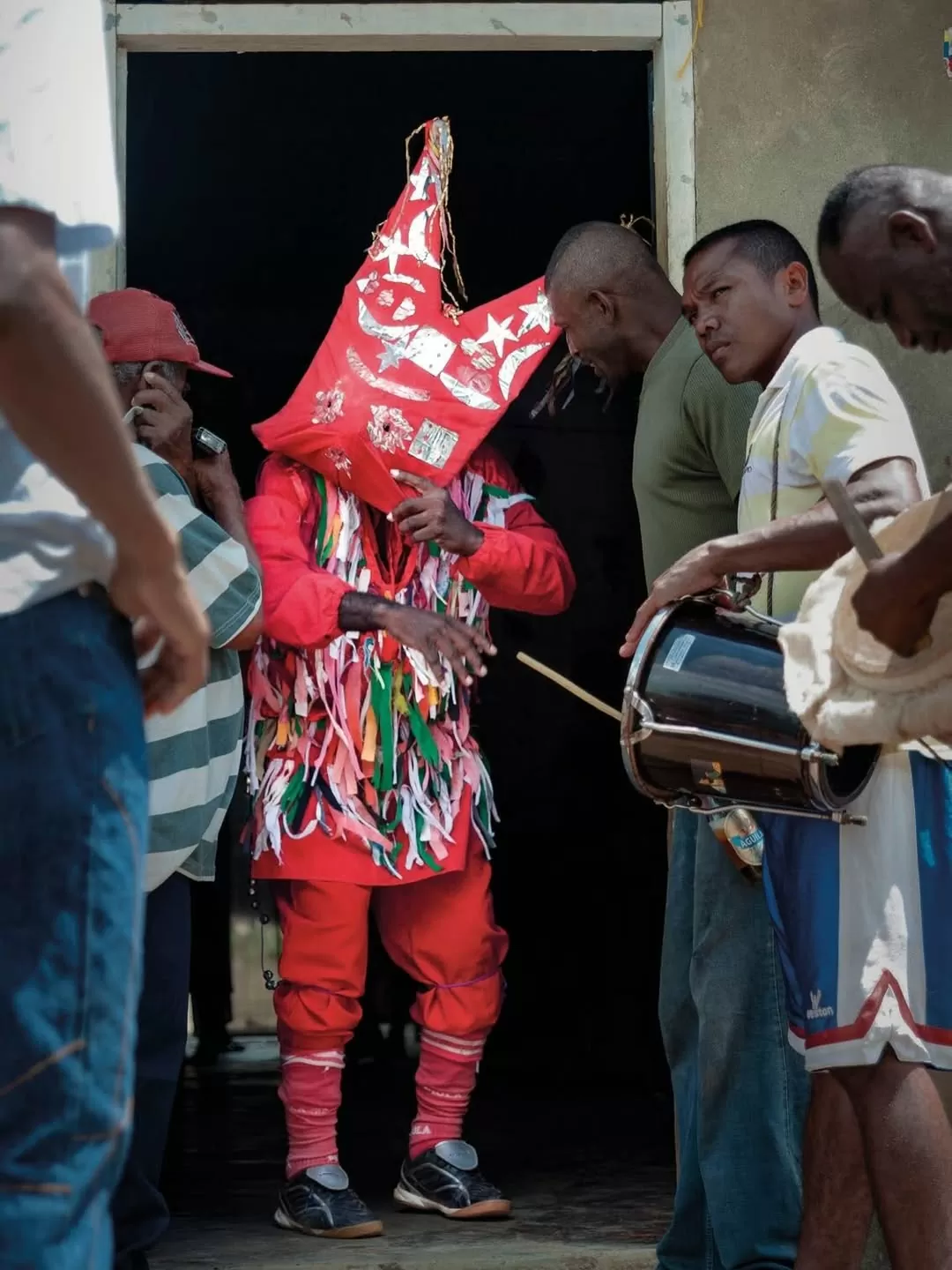 Foto a color, durante la danza del diablo, mostrando a seis personas realizando esta tradición 