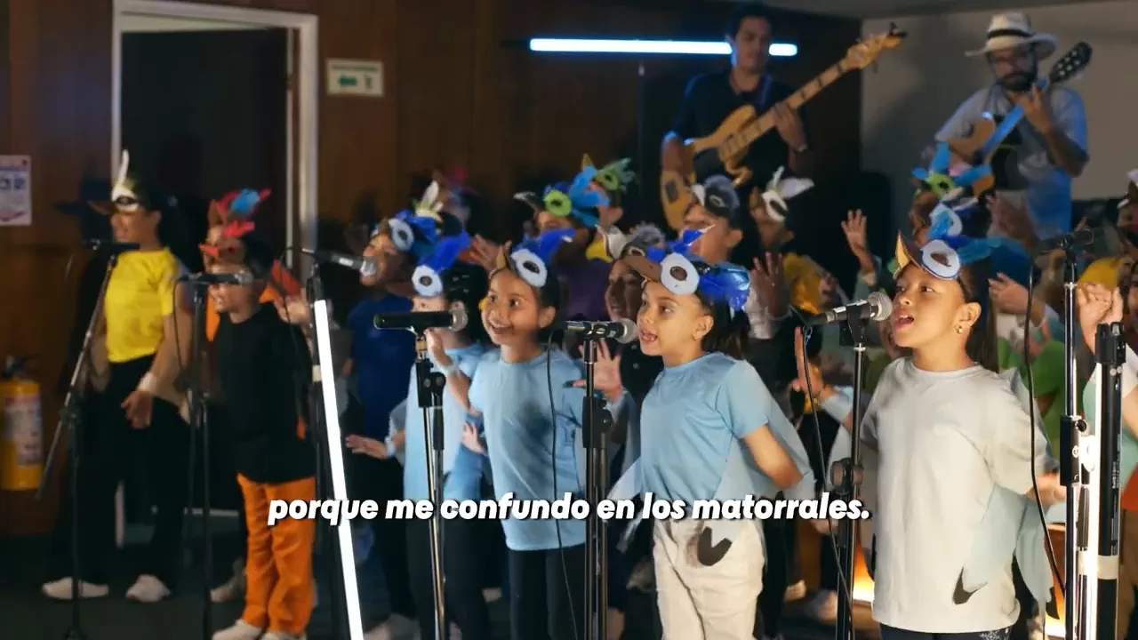 Imagen general de niños y niñas participantes de la grabación del video. 