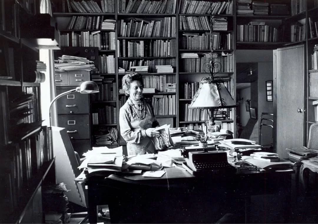 Foto a blanco y negro de Blanca Ochoa en su biblioteca.