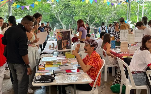 Grupo de personas revisando las fotografías del archivo de Alberto Lenis 