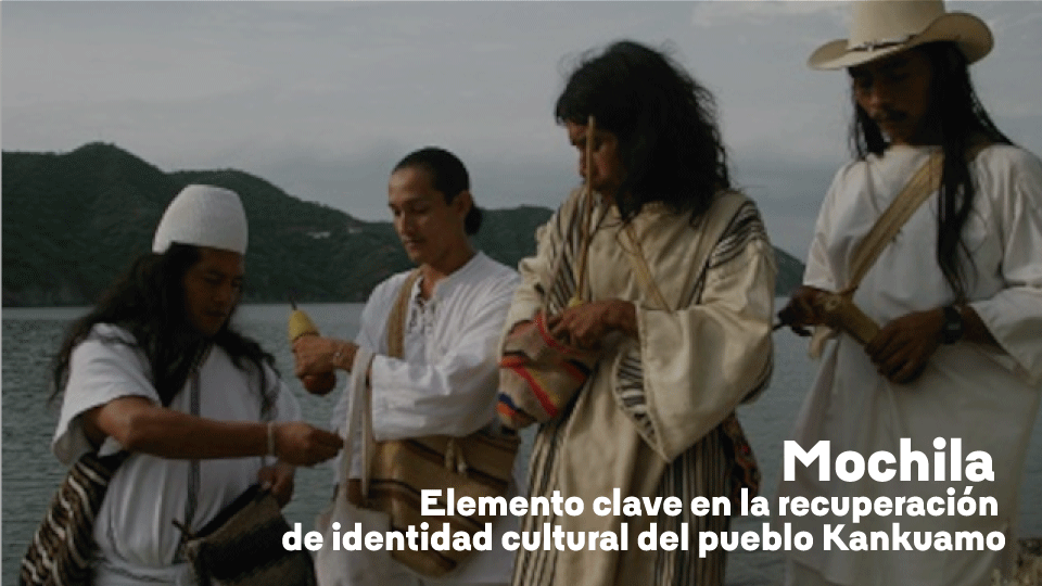 foto indígenas con mochilas