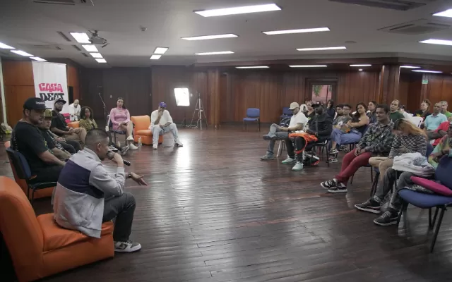 Conversación de un grupo de personas de Casa Beat 