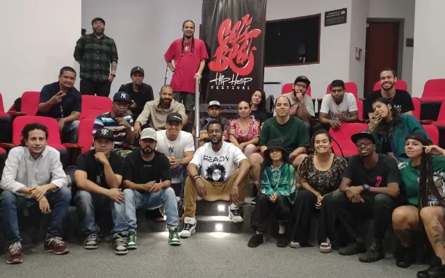 Fotografía de gestores culturales y artistas en un encuentro de Cali beat