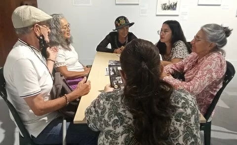 Fotografía de participantes conversando en una sesión de aprendizaje colaborativo