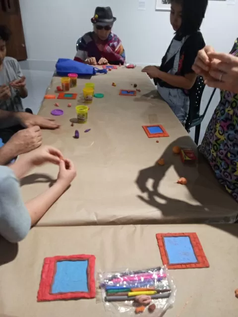 Fotografía de un taller de plastilina para familias