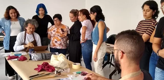 Fotografía de dos artistas dibujando un retrato, durante una sesión de taller de formación para artistas en Bucaramanga