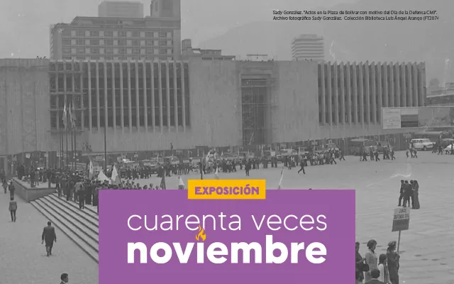 Imagen de la plaza de Bolívar y al fondo el Palacio de Justicia. Tomada por Sady González. En gráfico: Texto exposición Cuarenta veces noviembre. 