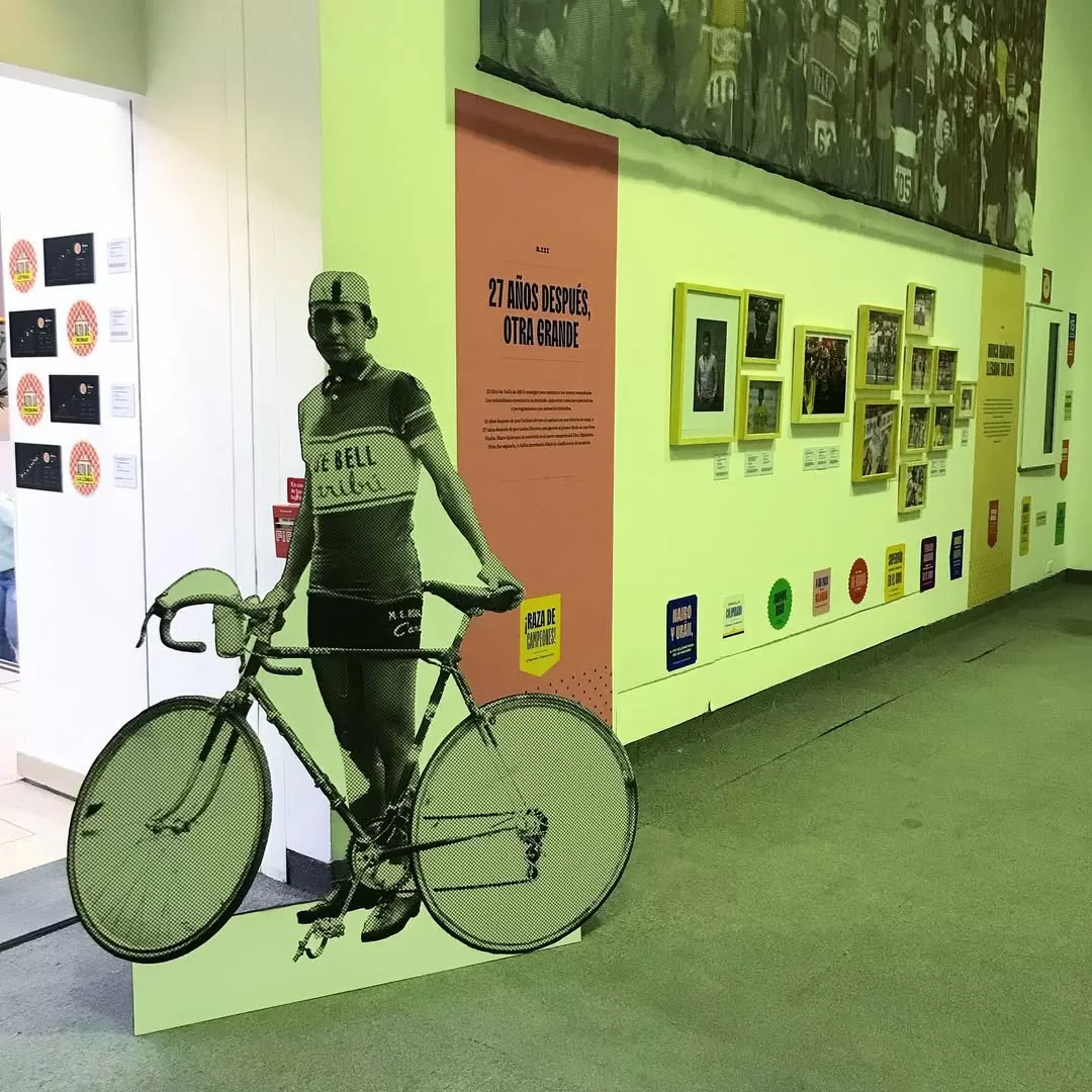 Fotografía de la exposición 'Escarabajos: un país descubierto a los pedalazos' con una figura de Cochise y la parte de la exposición denominada '27 años después otra grande'