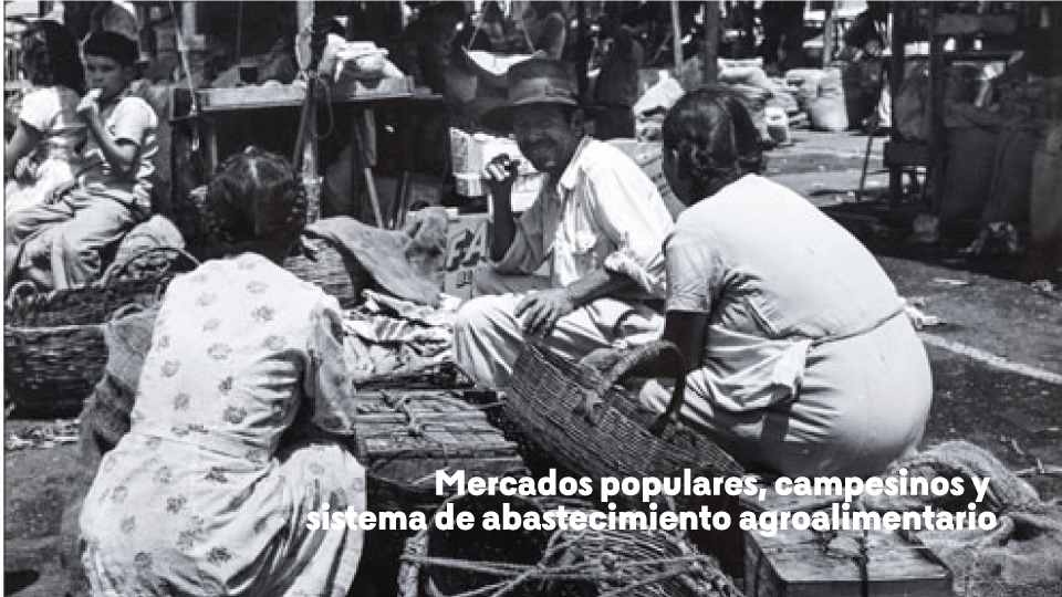 tres personas en la plaza de mercado del pueblo 