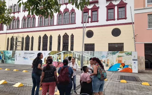 Un grupo de personas conversan frente al edificio Coltabaco en el Bulevar del Rio en Cali