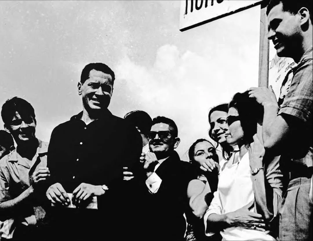 Camilo Torres en medio de una manifestación 