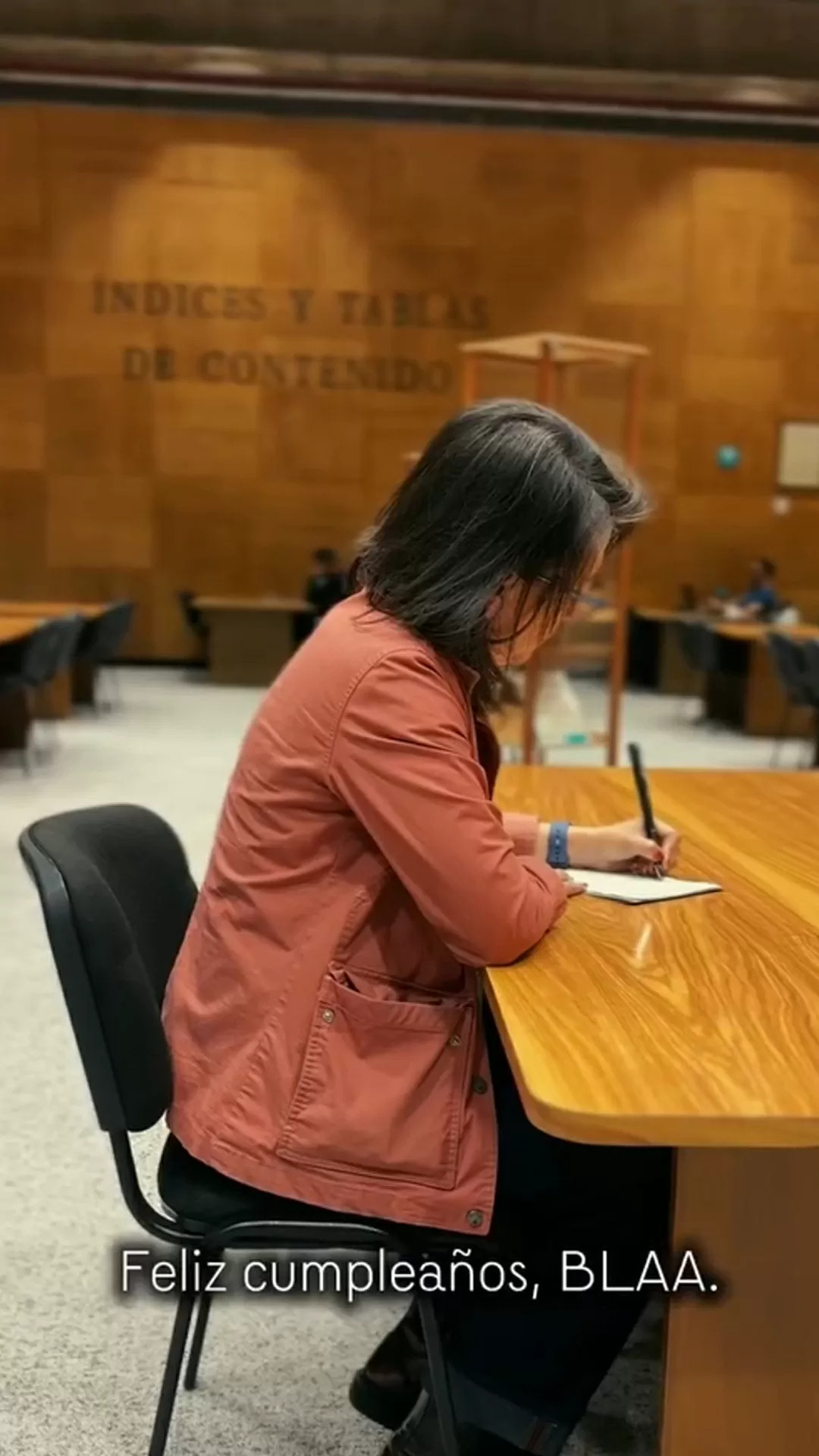 Mujer escribiendo, en la BLAA 