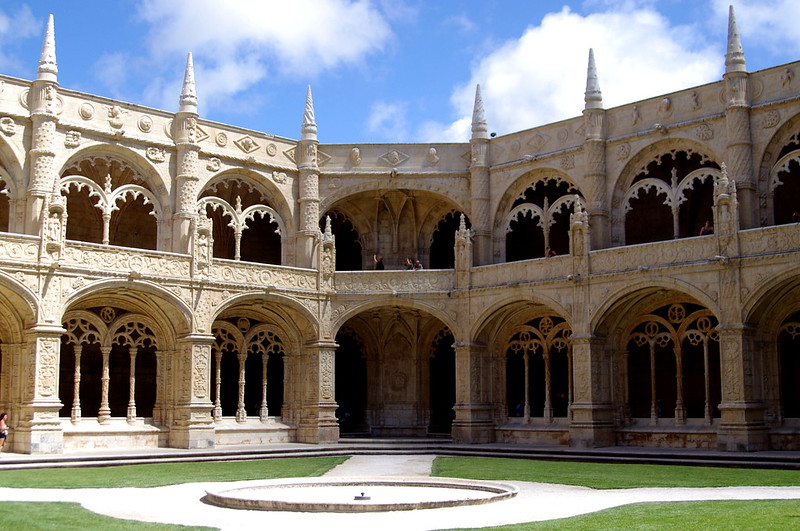 Patio del Monasterio de los Jerónimos que inspiró la obra de Salmona. Foto de Andreaerdna en Flickr. 