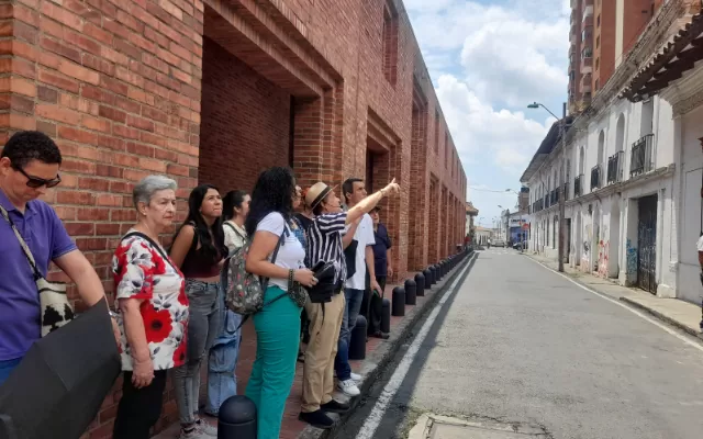 un grupo de personas recorren los sitios más emblemáticos de la ciudad de Cali 