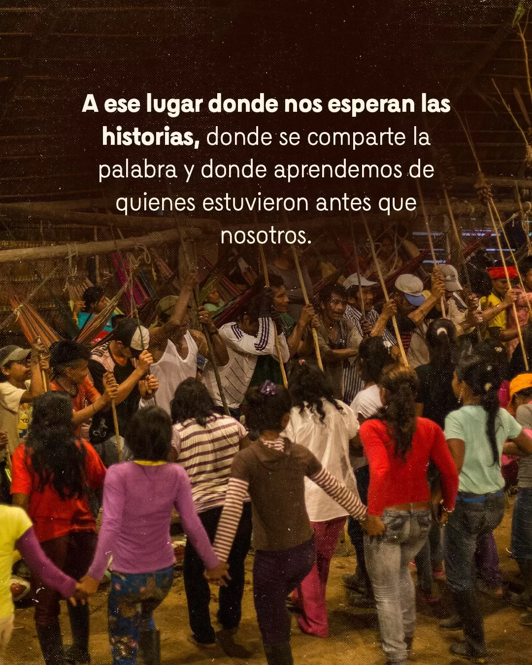 Fotografía de personas en una maloca y el texto: A ese lugar donde nos esperan las historias, donde se comparte la palabra y donde aprendemos de quienes estuvieron antes que nosotros