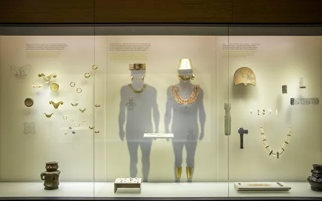 Dos siluetas humanas con los adornos en orfebrería y en lítico de los antiguos taironas