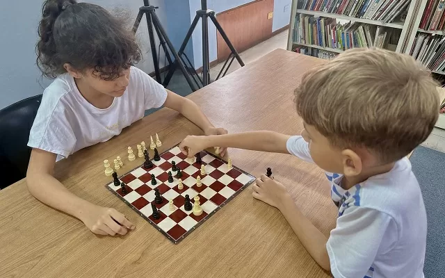 Dos niños jugando ajedrez 