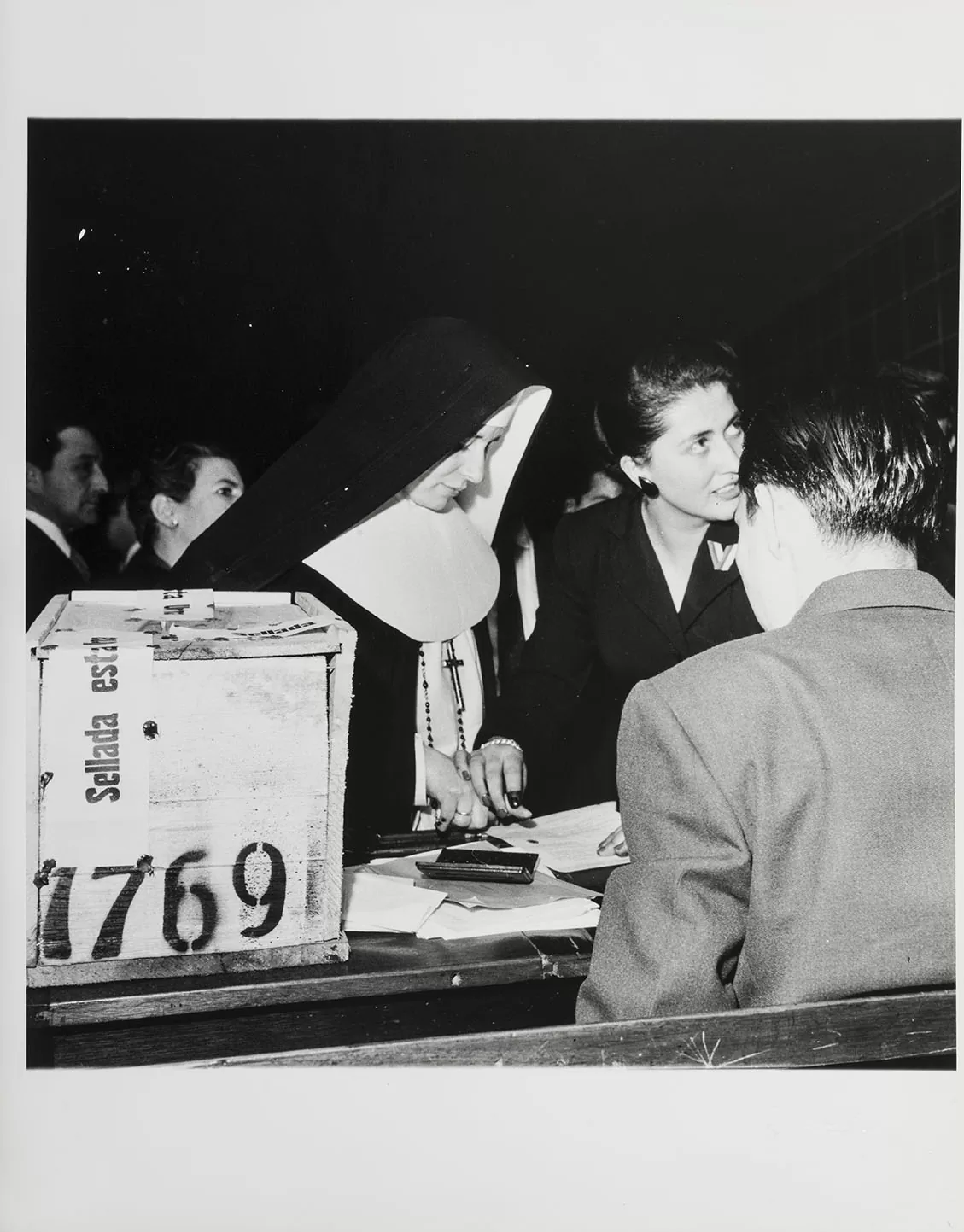 Voto Femenino. Monja Sufragando - Fotografía