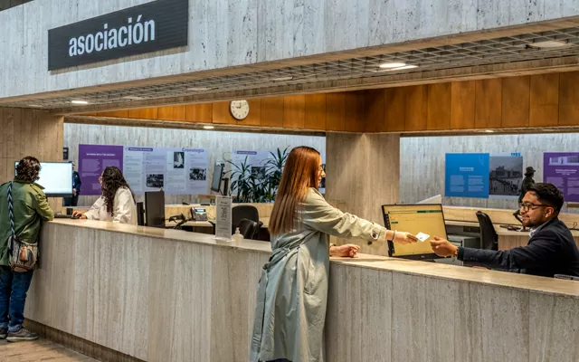 Mujer en la sección de asociación de la BLAA