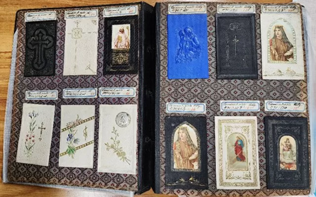 Foto a color de álbum de tapas de libros religiosos 