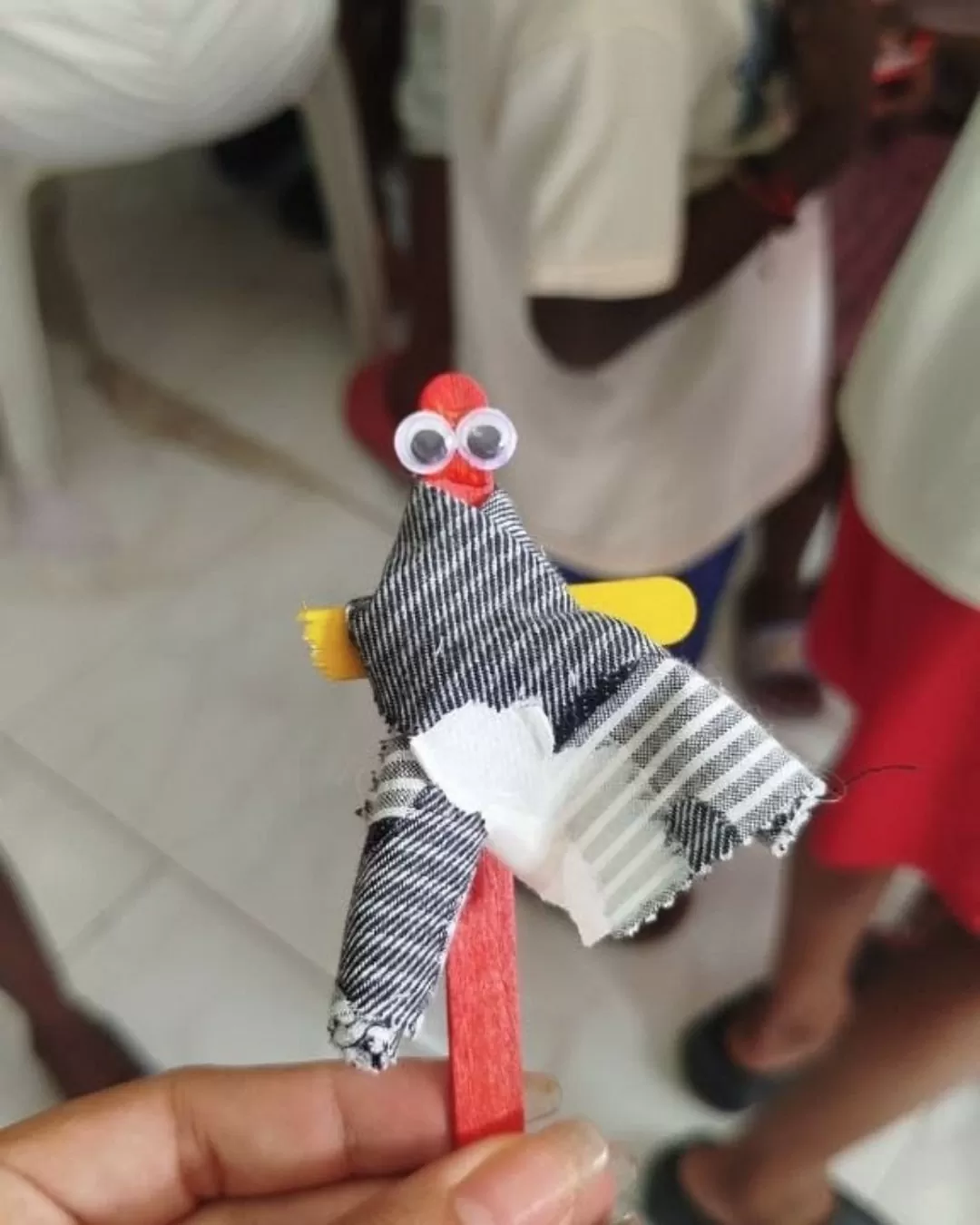 En el barrio Lleras, en Buenaventura, niñas y niños se reunieron para crear quitapesares a partir de sus historias, de lo que sienten y de aquello que hoy les preocupa.