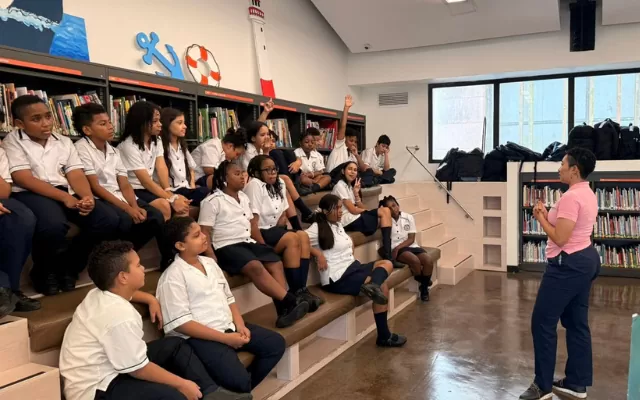 Mediadora en actividad con niños. Sala infantil del centro cultural de Buenaventura