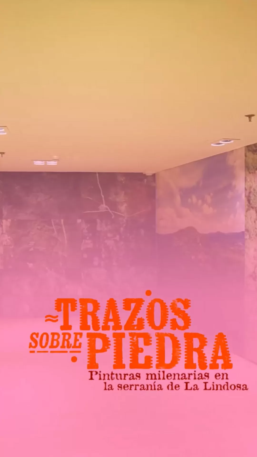 Imagen del montaje de la exposición trazos sobre piedra, con color rosado difumindado