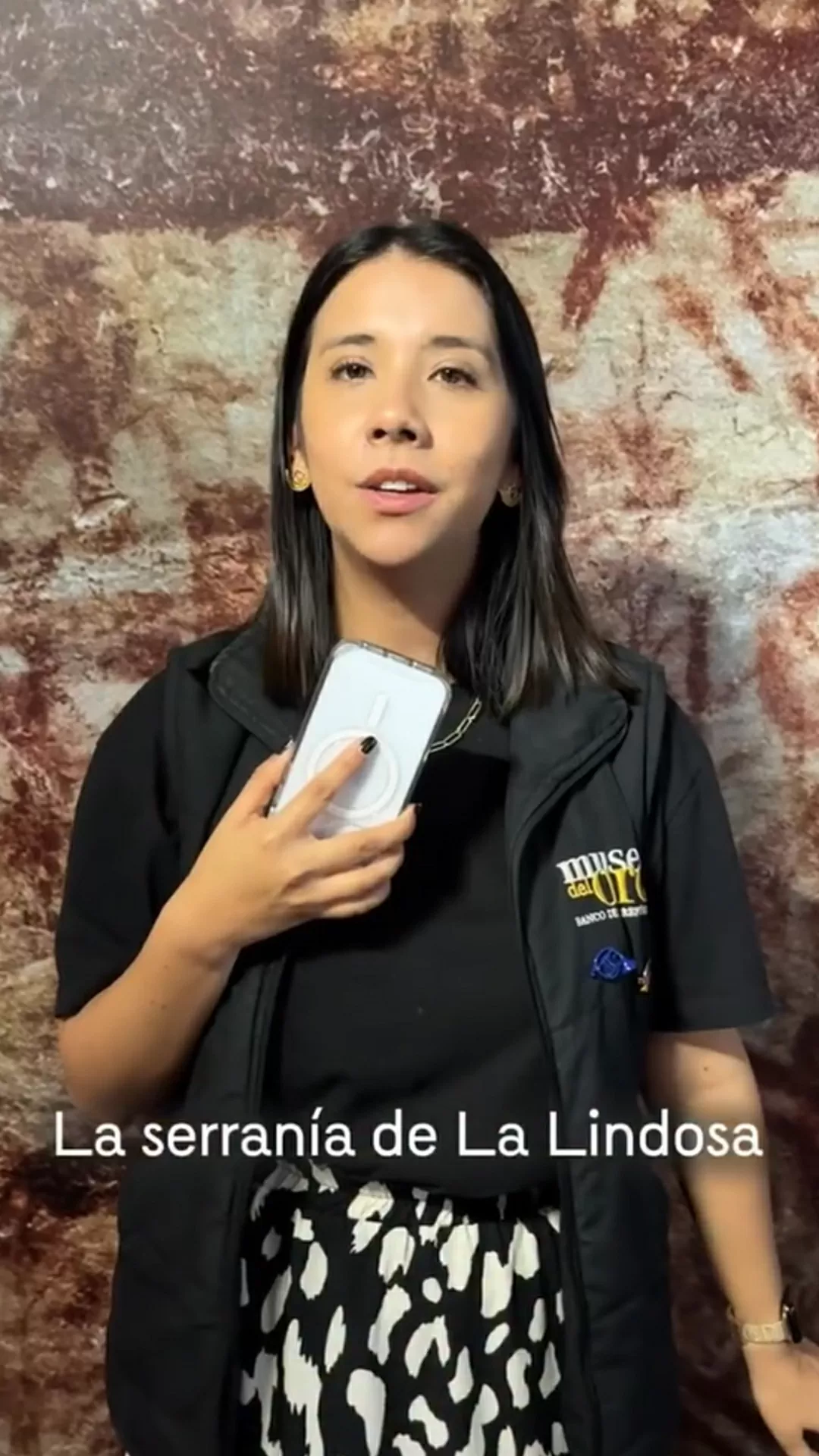 Alejandra Casanova, animadora del Museo del Oro sobre las pinturas de La Lindosa
