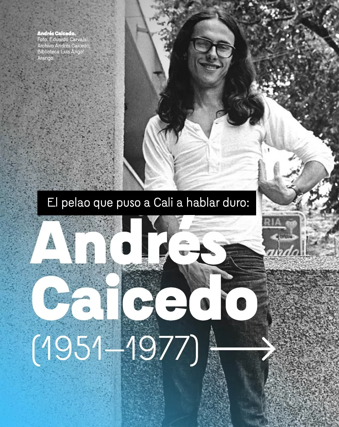 Foto a blanco y negro de Andrés Caicedo, sonriendo y mirando hacia la cámara 