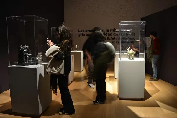 Personas viendo exhibición Anurijuq