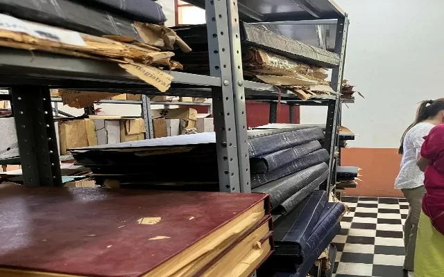 Fotografía de materiales en estanterías del Archivo Histórico del Magdalena
