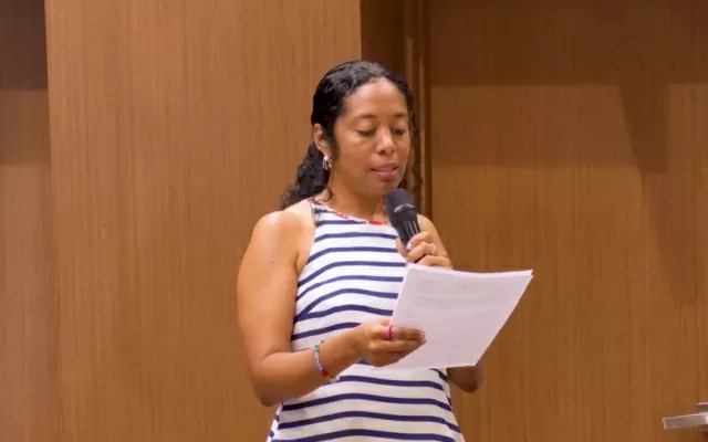 Yuly Ríos, hablando sobre el archivo de Teófilo Roberto Potes, en el Centro Cultural de Buenaventura