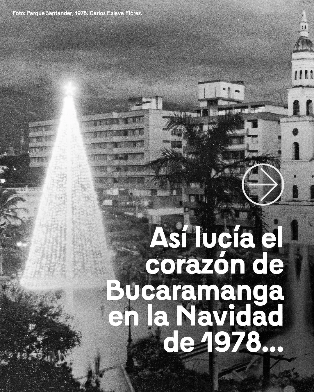 Foto a blanco y negro del Parque Santander, de Bucaramanga, en 1978, con un árbol de Navidad grande 