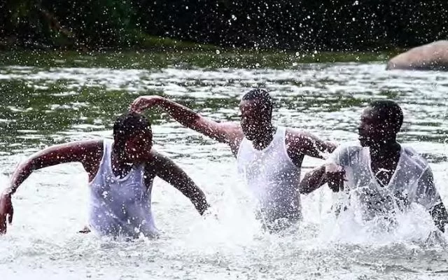 Atrato, Marcos Ávila Fotografía donde se ven tres hombres bañándose en un río