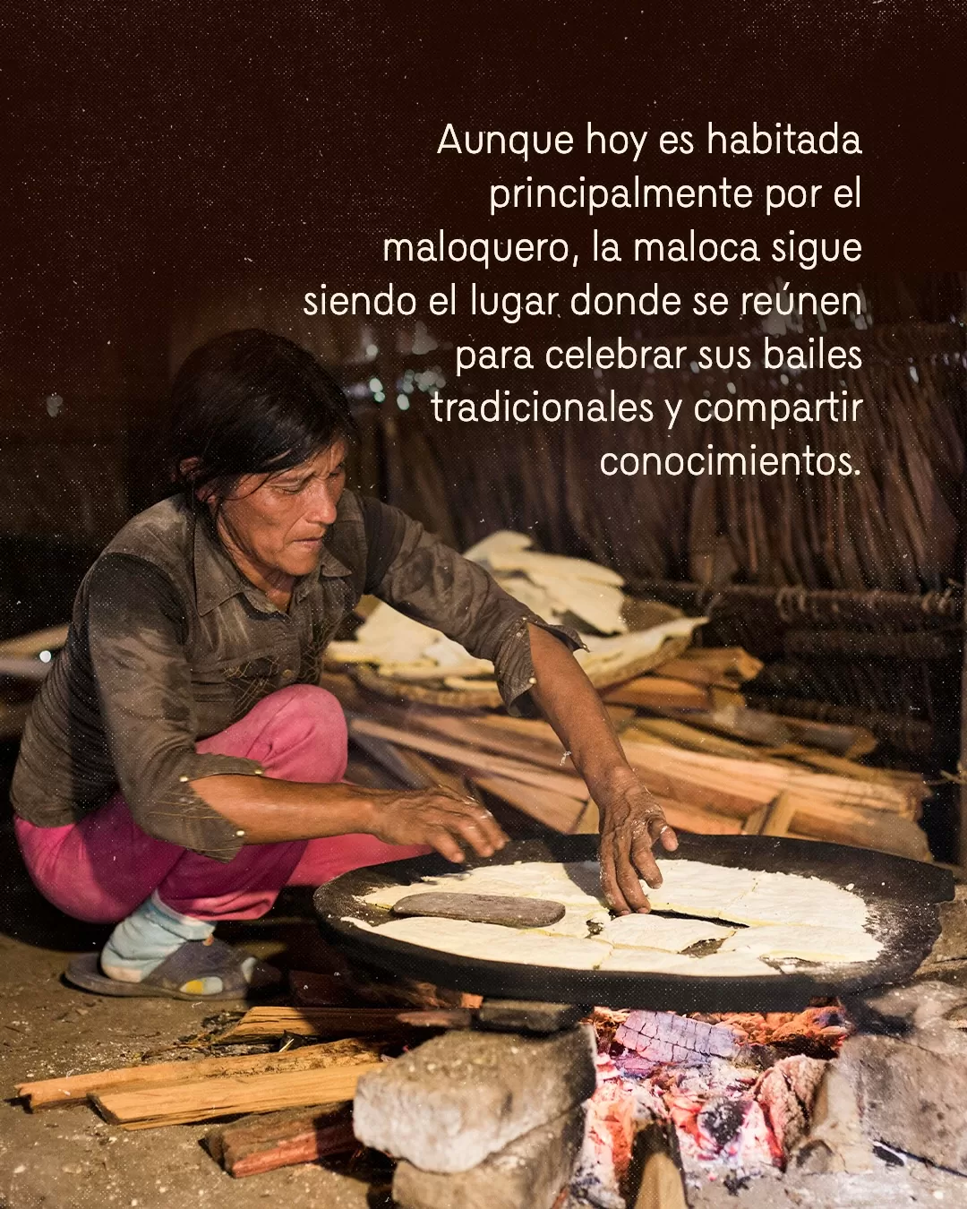 Fotografía de persona en una maloca y el texto: Aunque hoy es habitada principalmente por el maloquero, la maloca sigue siendo el lugar donde se reúnen para celebrar sus bailes tradicionales y compartir conocimientos