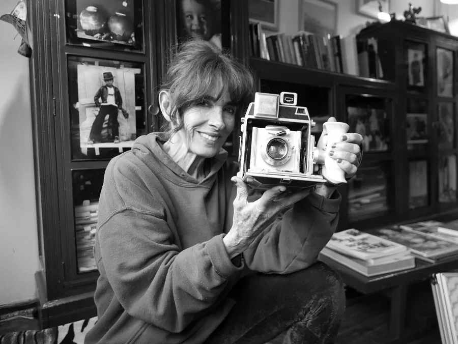 Fotografía en blanco y negro de la fotógrafa Viki ospina tomada por ella misma