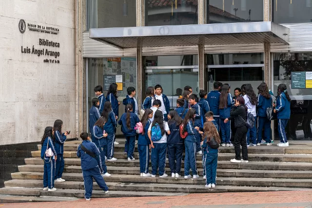 Visita escolar en la BLAA 