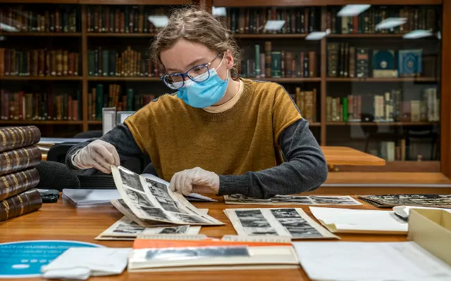 Mujer investigando en la Biblioteca Luis Ángel Arango 