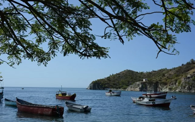 Vista de la bahía de Taganga con lanchas y canoas 