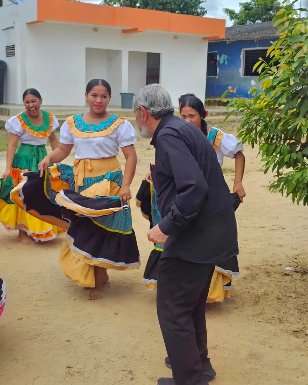 José Luis Díaz-Granados, vestido de negro, bailando con un grupo de jóvenes en Montería  